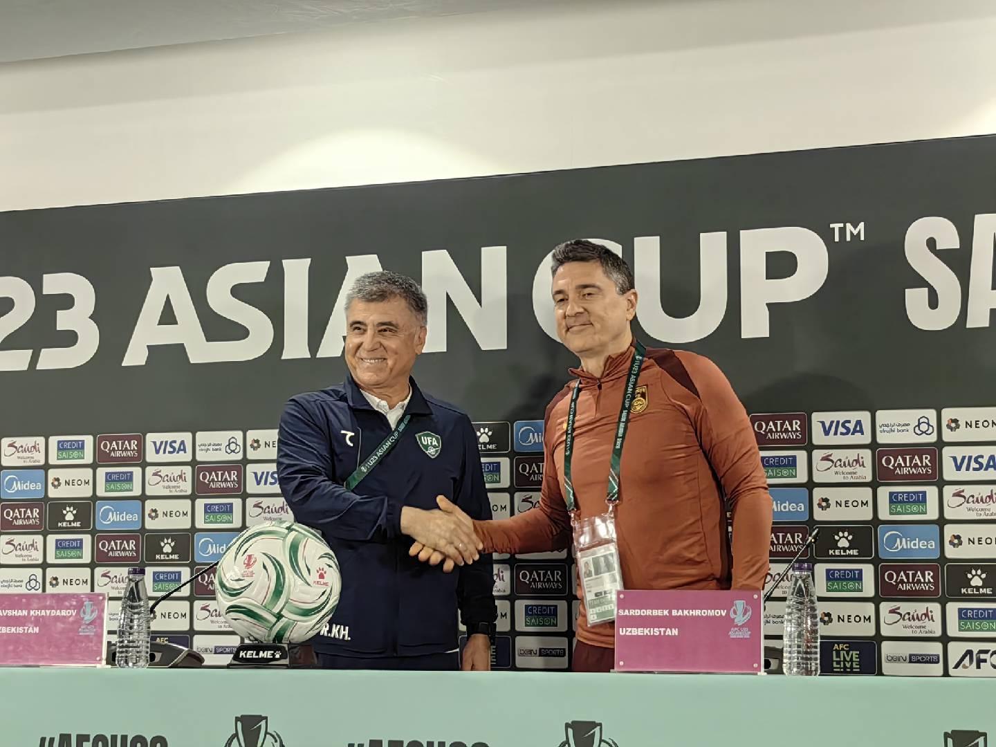 欧冠官方安装-发布会开始前，安东尼奥和乌兹别克斯坦主帅友好合影